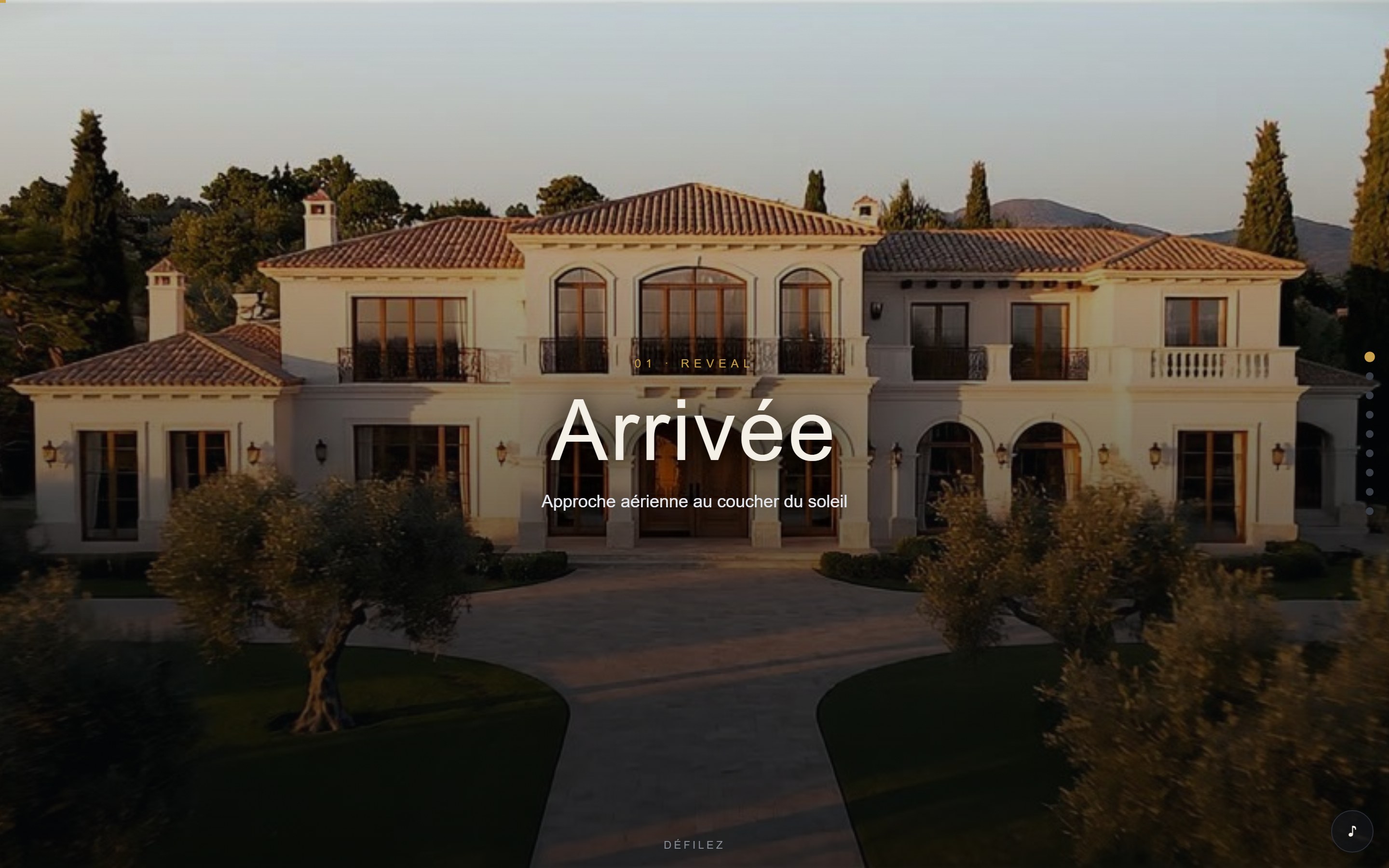 Page d'accueil de la Villa M&eacute;ridien, arriv&eacute;e a&eacute;rienne au coucher du soleil